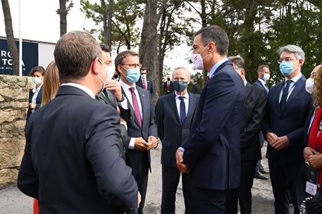 3/10/2020. Pedro Sánchez clausura el II Foro La Toja-Vínculo Atlántico. El presidente del Gobierno, Pedro Sánchez, conversa con algunos de l...